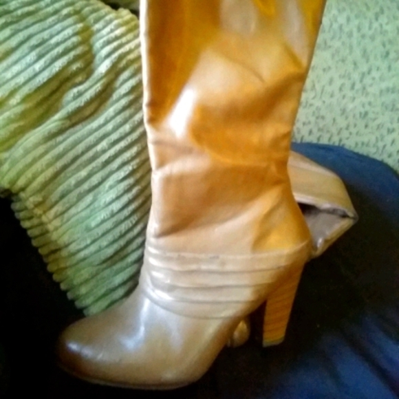 Brown knee high boots - Picture 2 of 3